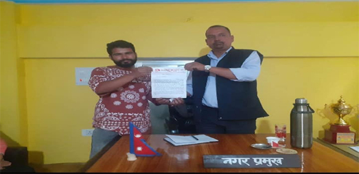 बैतडीको दनपामा नगर बस सञ्चालनको माग गर्दै नगरप्रमुखलाइ ज्ञापन पत्र 